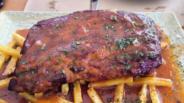 Costillas asadas con Barbacoa y patatas fritas