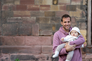 Papa und Baby-Tochter im Urlaub