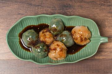 A type of pastry made from Teochew Chinese flour. The dough is made from rice flour mixed with tapioca flour. The filling is made from green chives leaves.