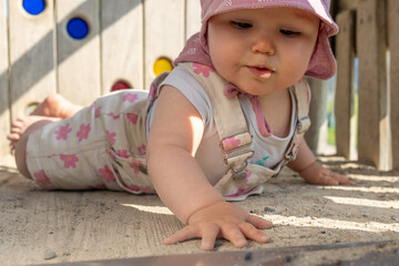 Baby Porträt auf dem Spielplatz