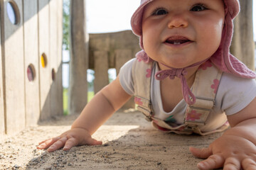 Baby Porträt auf dem Spielplatz