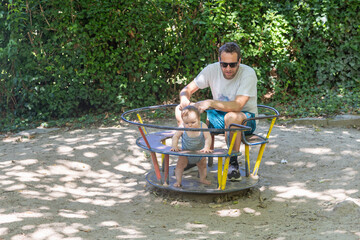 Papa und Tochter lernen Karusell
