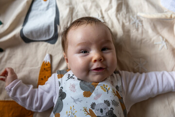 Baby Porträt, Baby lernt lachen