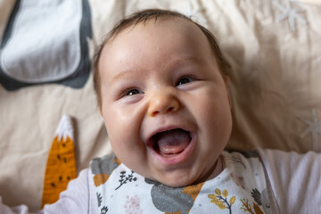 Baby Porträt, Baby lernt lachen