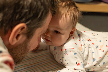 Papa und Baby-Tochter spielen