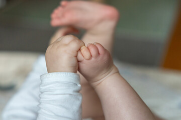 Baby lernt seine Füße zu greifen, Entwicklungsschritt