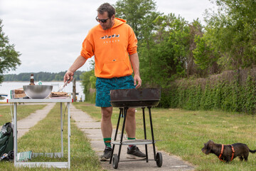Mann beim Grillen