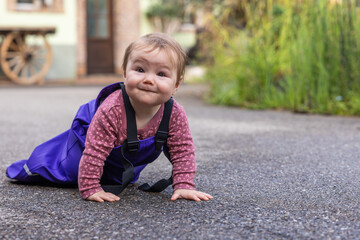 Baby erkundet robbend und krabbelnd die Umgebung