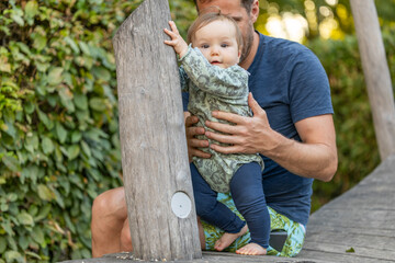Papa mit Tochter, die stehen lernt
