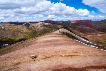 Die bunten Regenbogenberge des Palcoyo Trek in Peru unter weitem Himmel