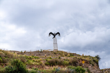 Kondorstatue auf einem Hügel in den peruanischen Anden