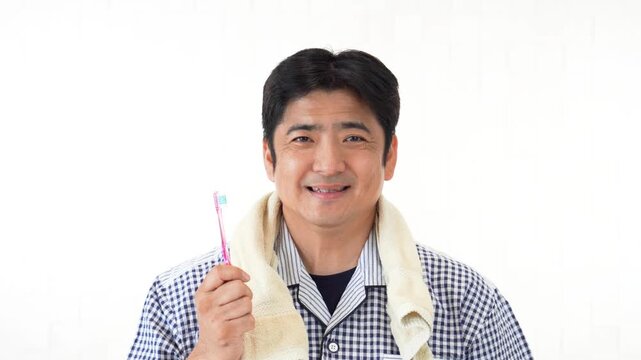 歯磨きをする笑顔の男性