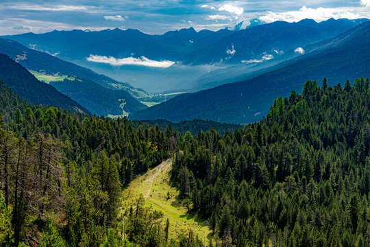 Alpenszenerie im Dreil&auml;ndereck; Blick vom Ofenpass auf das M&uuml;nstertal und die Ortlergruppe am Horizont (Schweiz, Italien, &Ouml;sterreich)