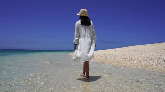 沖縄の海辺の女性