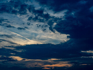 Sonnenstrahlen dringen durch die Wolken am Abend