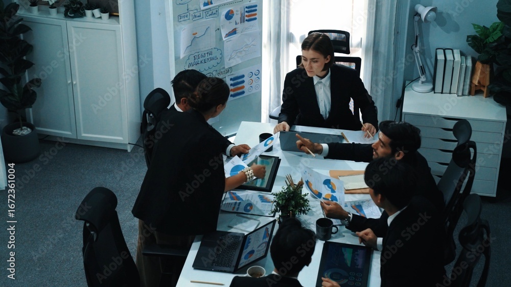 Aufkleber top view of investor handed financial document to manager while explain marketing idea at meeting ta
