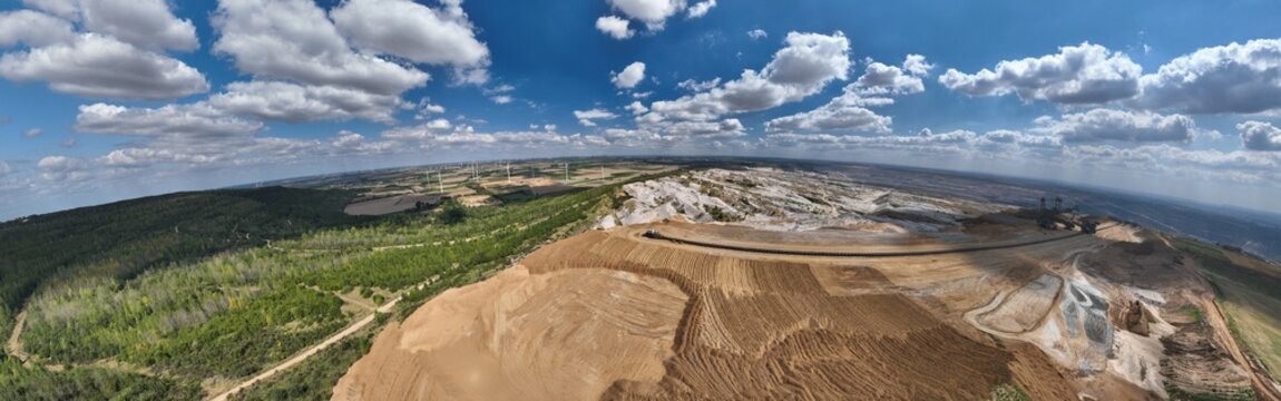 Hochaufl&ouml;sende Drohnenpanoramen und 360-Grad-Aufnahmen der Sophienh&ouml;he bei Niederzier. Sichtbar sind der Braunkohletagebau Hambach, gro&szlig;e Absetzer und rekultivierte Landschaften im Rheinischen Revier.