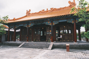 Fototapeta premium 中国庭園 燕趙園、中国の庭園と歴史的建造物を模様した建物、鳥取、日本