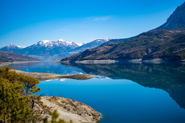 Eau turquoise du lac de Serre-Ponçon vue du ciel, Hautes-Alpes, France