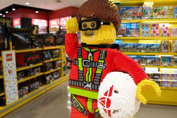 Obraz premium Rome, Italy - March 26, 2025: Colorful LEGO figure in a toy store, showcasing vibrant design and playful atmosphere with various toys in background