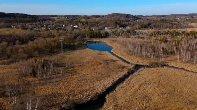 Oberlauf der Wuerm, von Starnberg bis Leutstetten Luftaufnahme. Leutstettener Moos ist Naturschutzgebiet auf Gebiet Ortsteils Leutstetten der Stadt Starnberg in Oberbayern, Deutschland, Luftbild. 
