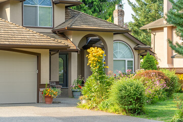 Obraz premium Entrance of luxury house in summer with nice landscape in Vancouver, Canada, North America. Day time on August 2025.
