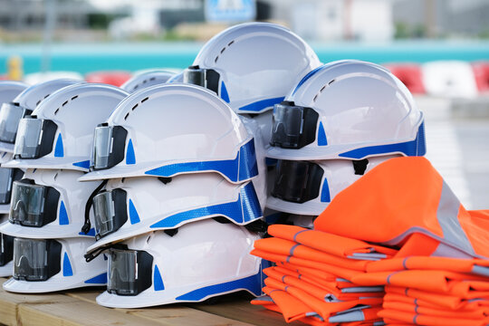 Des casques de chantier avec des gilets fluos