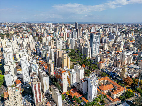 Imagem a&eacute;rea dos bairros Centro e Cambu&iacute;. Pr&eacute;dios comerciais e ruas com muito tr&aacute;fego de carros e &ocirc;nibus.
