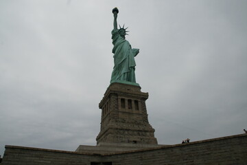 statue de la libert&eacute; &agrave; New York vue de face avec le socle