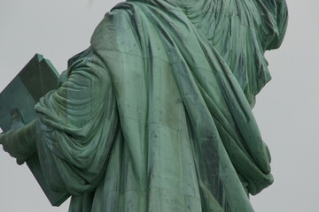 vue arri&egrave;re du drap&eacute; de la statue de la libert&eacute; &agrave; New York