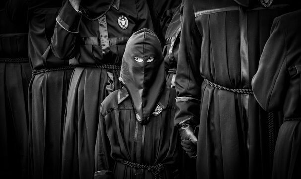 Ni&ntilde;o vestido de cofrade durante las procesiones de Semana Santa en Le&oacute;n, Espa&ntilde;a