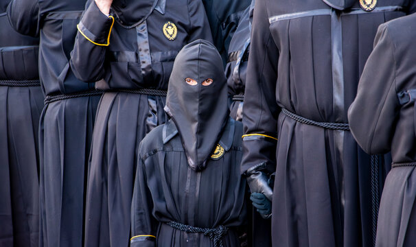 Ni&ntilde;o vestido de cofrade durante las procesiones de Semana Santa en Le&oacute;n, Espa&ntilde;a