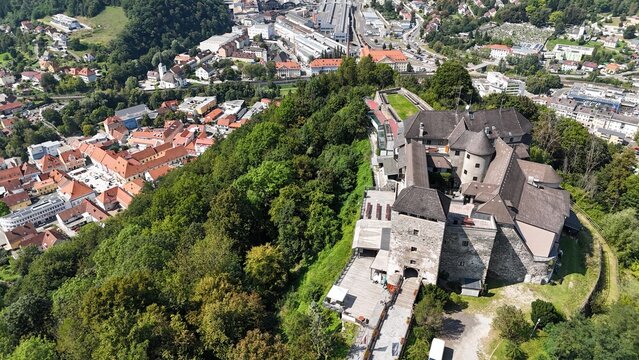 Stadt Kapfenberg mit Burg Oberkapfenberg, in der Steiermark