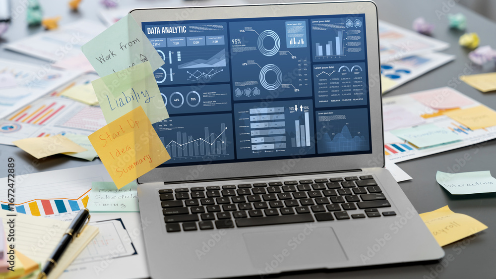 Aufkleber sticky note for creative and analytic brainstorm for business idea with bi data dashboard on laptop 