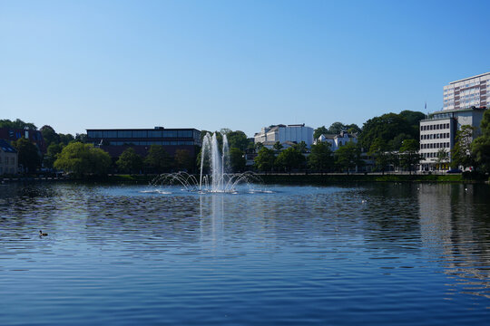 Blick auf den kleinen See Breiavatnet im Stadtzentrum von Stavanger in Norwegen