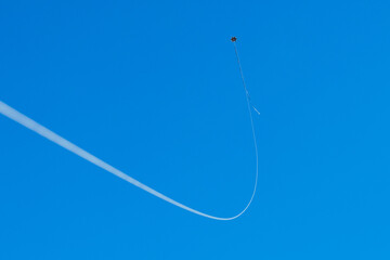Cometas artesanales volando sobre un cielo despejado en Peguche, Imbabura, Ecuador