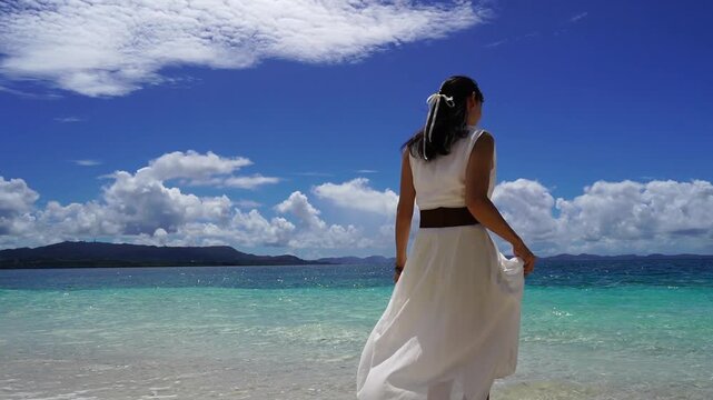 沖縄の海辺の女性