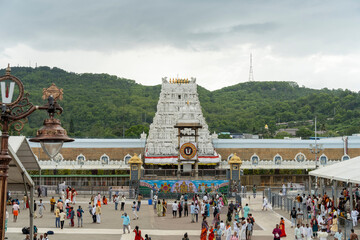 Tirupati, aux portes du divin; White Majesty under Sacred Skies