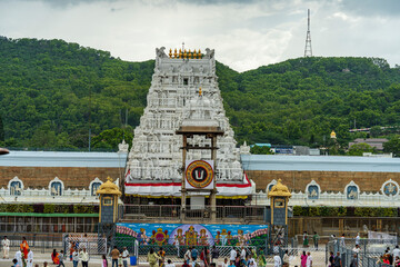 Tirupati, aux portes du divin  White Majesty under Sacred Skies © nada12