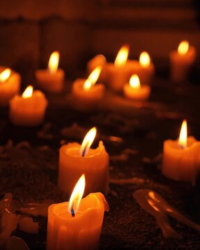 Velas encendidas en un templo