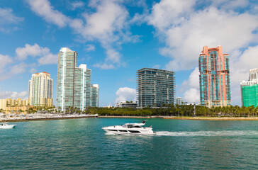 Fototapeta premium Yacht cruising near Miami Beach. Aerial view of boats on turquoise waters in Miami. Yacht retreat in Miami.