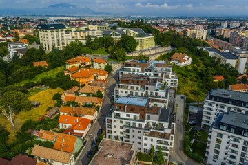 Obraz premium Aerial view of vibrant cityscape with modern buildings.