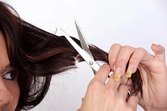 haar, friseur, friseuse, frisur,  haarstyling, friseuer, hand, frau, haar, sch&ouml;nheit, cutting, close up, salon, friseur, business, schere, cut, leute, finger, nagel, frisur, kugelschreiber, arm