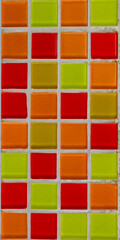 Mosaicos de colores verde, amarillo, rojo y naranja