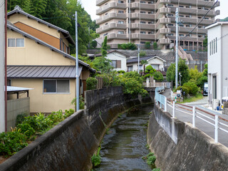 Fototapeta premium 住宅街を流れる川の風景