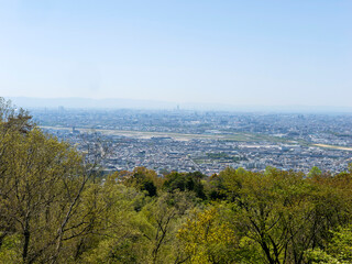 五月山の日の丸展望台から見る霞んだ街の風景