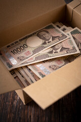 ダンボール箱に入った一万円札 100万円
