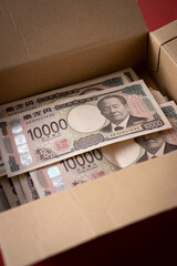 ダンボール箱に入った一万円札 100万円