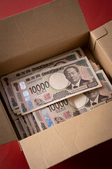 ダンボール箱に入った一万円札 100万円
