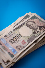 雑に置かれた100万円 1万円札